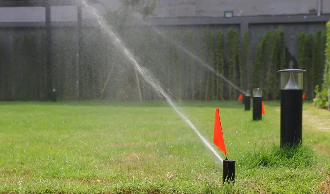 Béc tưới Rain vận hành thực tế trên thảm cỏ sân vườn biệt thự